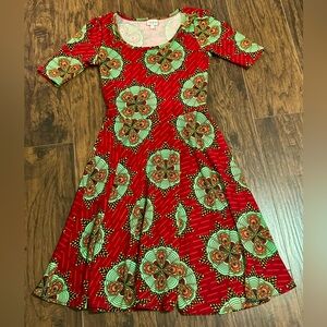 Excellent condition. Scoop neck, mid length sleeves, A line skirt LuLaRoe dress.